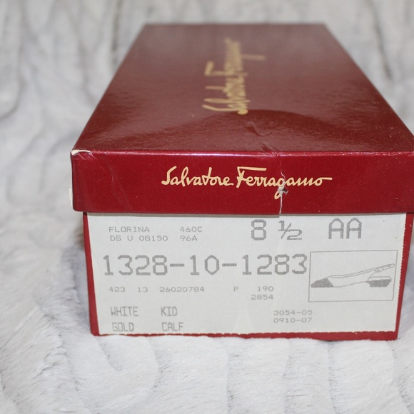 VINTAGE WHITE GOLD TIPPED SALVATORE FERRAGAMO SHOE - Picture 5 of 6